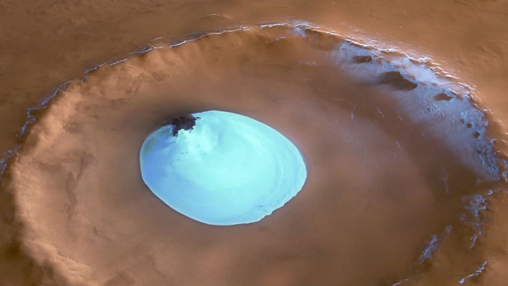 Imagem de gelo numa cratera de Marte