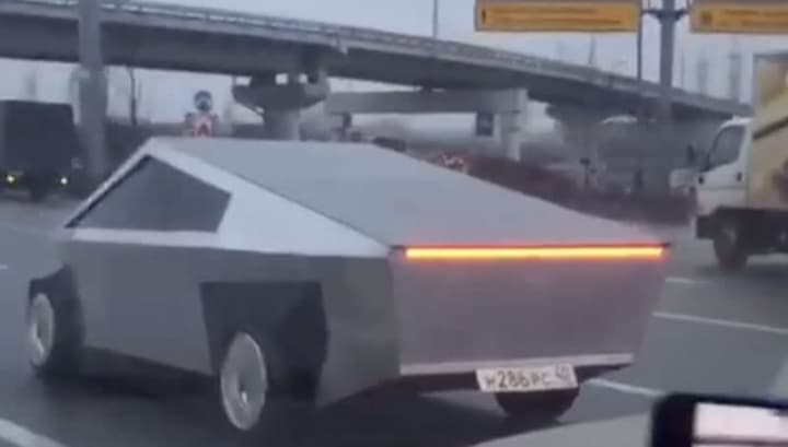 Imagem da réplica da pick-up da Tesla, a Cybertruck vista na Rússia, um Lada Samara