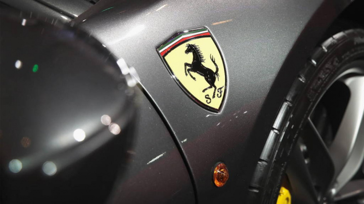 Ferrari elétrico 2025 baterias carros