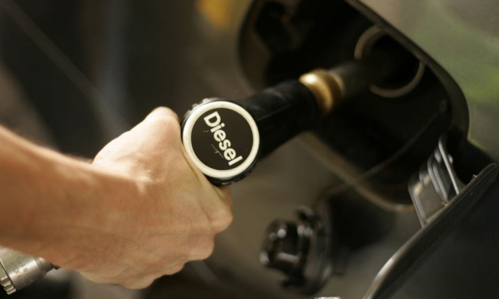 Afinal o gasóleo aumenta seis cêntimos por litro... gasolina baixa