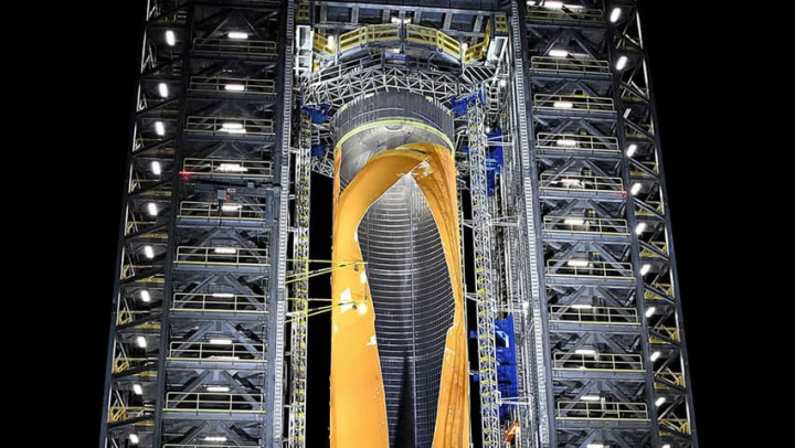 Imagem da explosão do maior tanque de combustível para foguetes da NASA