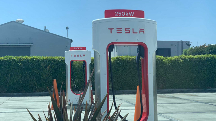 Tesla lança o primeiros super carregadores V3 na Europa