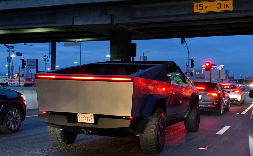 Tesla Cybertruck em grande estilo e conduzida por Elon Musk