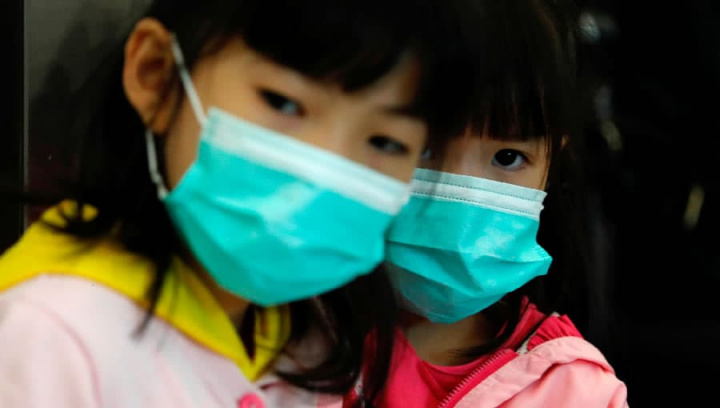 Imagem de crianças chiunesas com mascaras contra o coronavírus