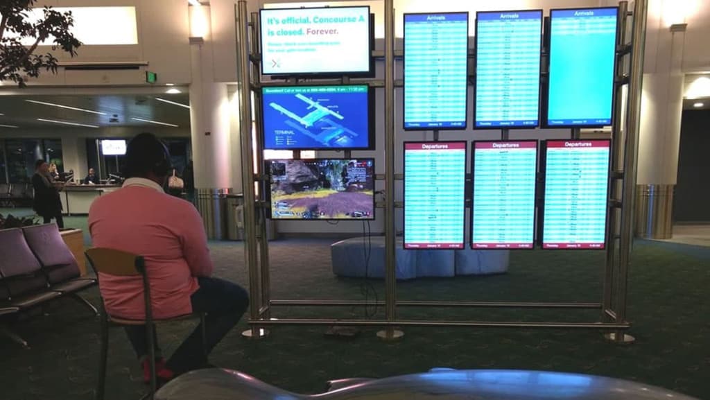 Portland: Homem desliga TV do aeroporto para jogar Playstation 4