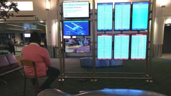 Imagem do homem que desligou ecrã do aeroporto para ligar playstation