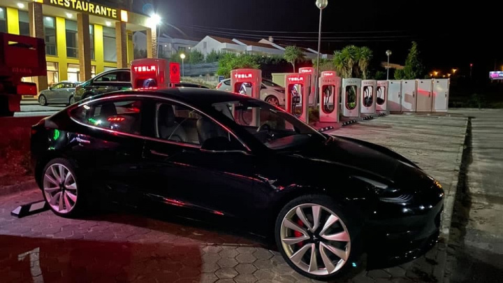 Imagem Tesla nos Superchargers na Mealhada