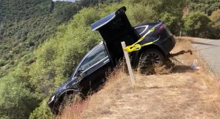Imagem Tesla Model X com pequeno acidente e bateria danificada