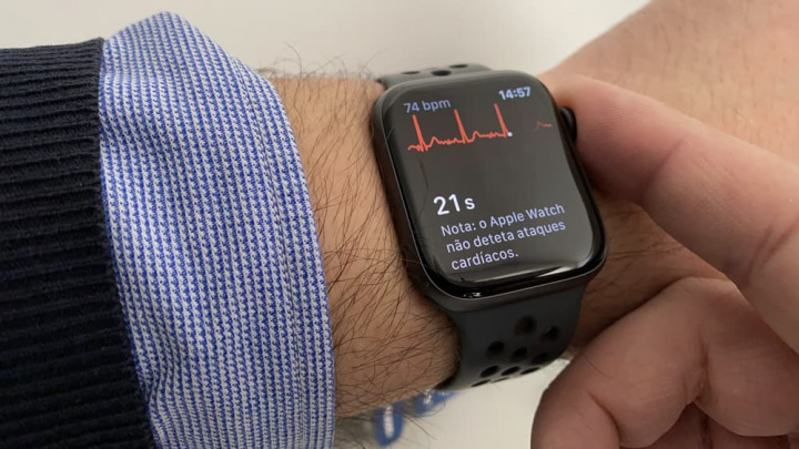 Imagem smartwatch da Apple a fazer um ECG