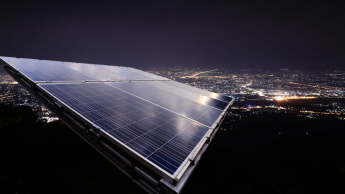 Ilustração de painel anti-solar para gerar energia durante a noite