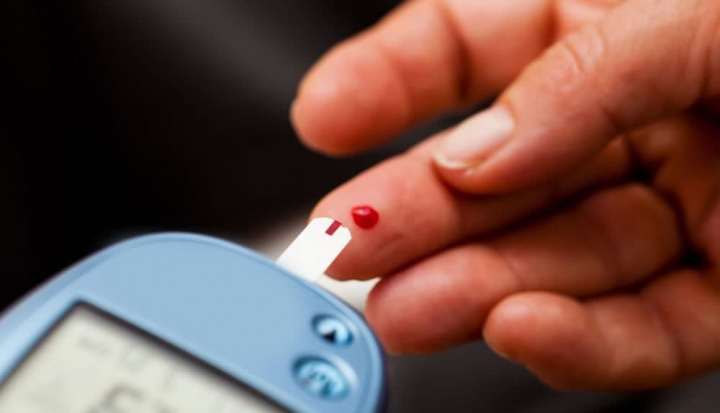 Imagem diabético a medir a glicose no sangue