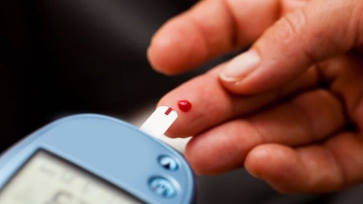 Imagem diabético a medir a glicose no sangue