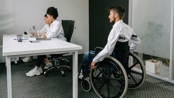 Empresas com mais de 75 trabalhadores têm de empregar pessoas com deficiência