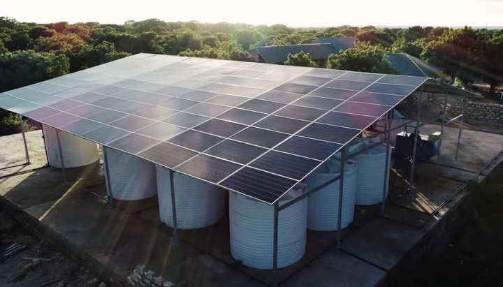 Instalações no Quénia que agora usa a energia solar para ter água potável