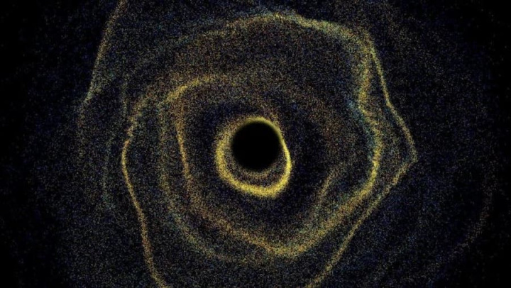 Imagem de nuvens de gás a orbitar um buraco negro