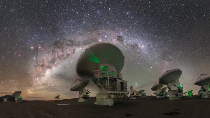 Imagem telescópio a vigiar a via-láctea