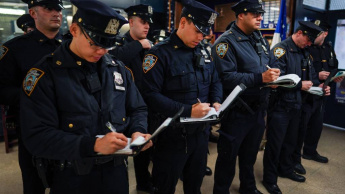 Agentes da polícia de Nova Iorque a tomar notas