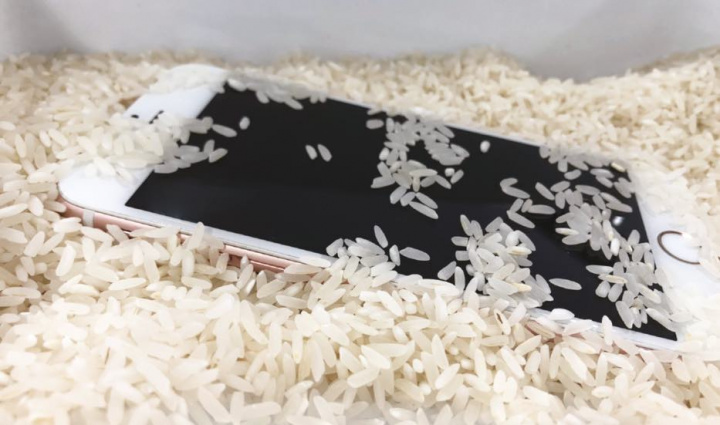 Imagem telemóvel no arroz para secar a humidade