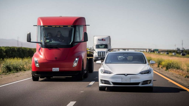 Tesla Semi camião trânsito veículos