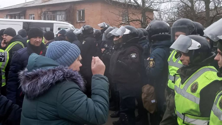 Imagem protestos na Ucrânia por causa dos repatriados que estiveram com o Coronavírus