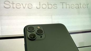 Imagem iPhone 9 no Steve Jobs Theatre