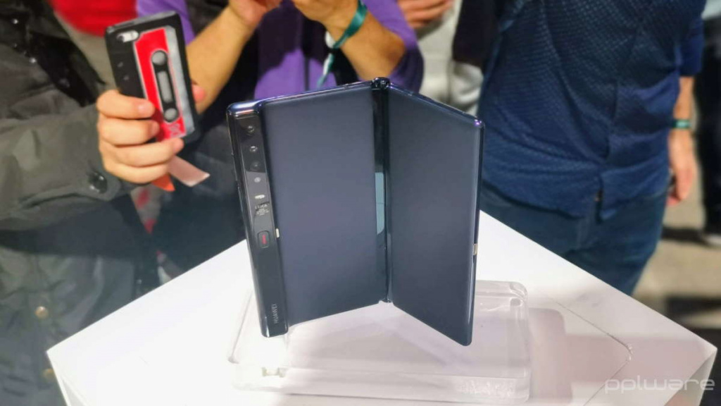 Huawei patenteia smartphone dobrável com câmara para zoom