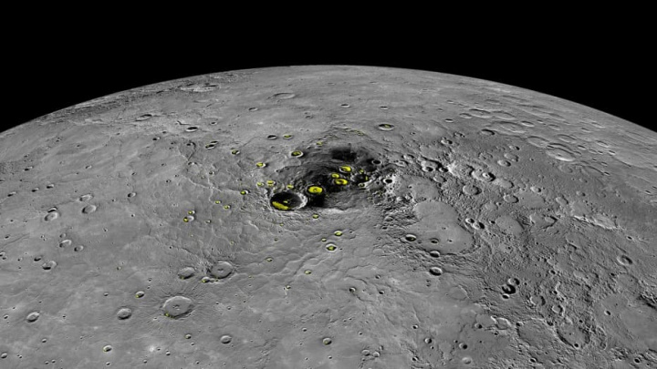 Imagem do lado com sombvra do planeta Mercúrio onde tem água