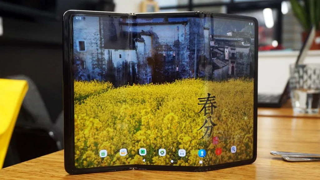 TCL quer revolucionar e apresentou protótipos de smartphones com ecrãs dobráveis