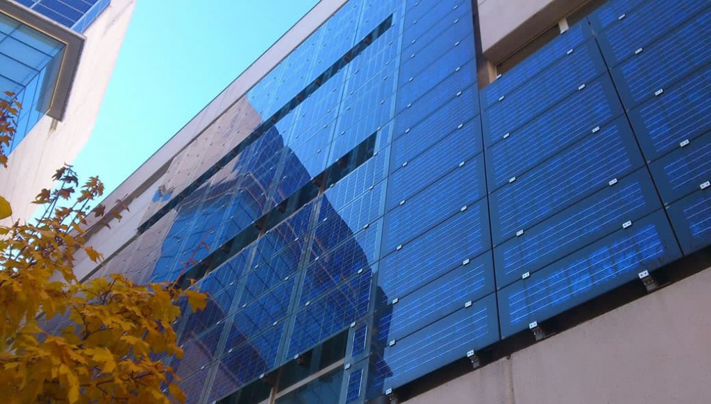 Imagem janelas com células solares, painéis transparentes fotovoltaicos
