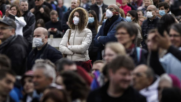 Imagem de pessoas com máscara e sem máscara na pandemia COVID-19
