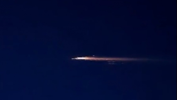 Imagem da desintegração do foguetão russo Soyuz que levou mantimentos à ISS
