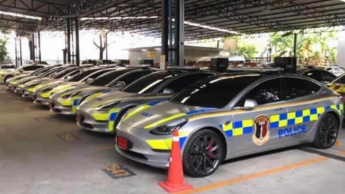 Imagem carros elétricos Tesla MOdel 3 da polícia da Tailandia