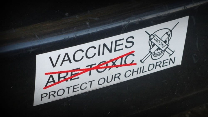 Ilustração de grupos prós e contra a vacinação podem prejudicar a vacina contra o SARS-CoV-2