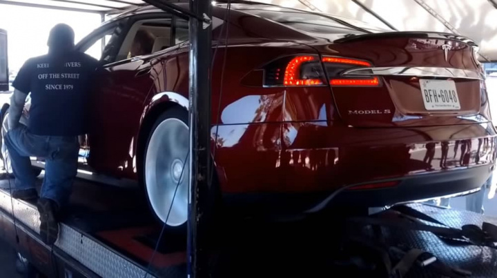 Imagem Tesla Model S no banco de potência a testar os campos eletromagnéticos