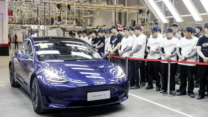 Imagem Tesla Model 3 na fábrica da China com novo preço