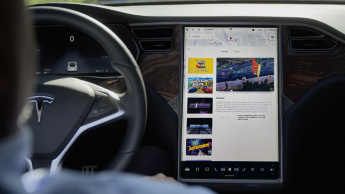 Imagem interior com módulo multimédia da Tesla