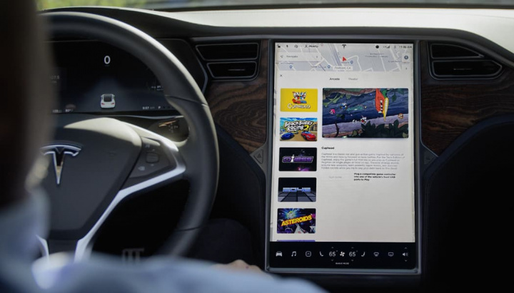 Imagem interior com módulo multimédia da Tesla