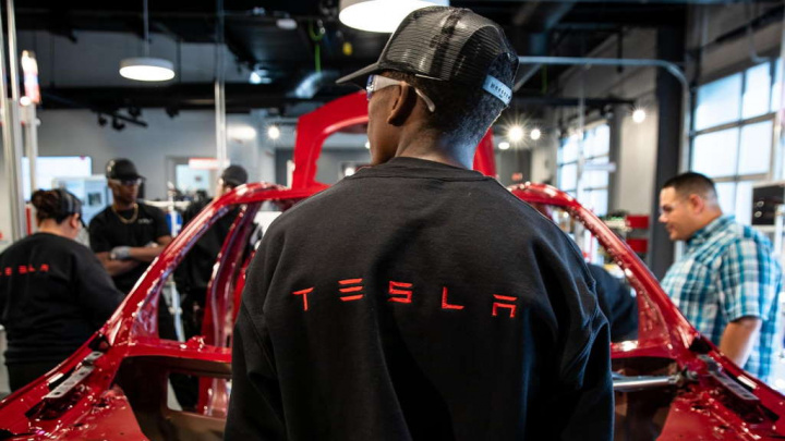 Tesla funcionários Elon Musk subsídio desemprego