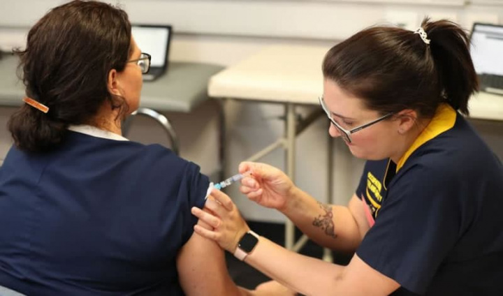 Imagem voluntária a receber uma vacina contra o SARS-CoV-2