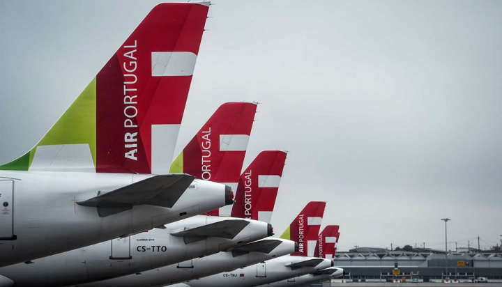 Imagem aviões da TAP parados no aeroporto sem os normais voo comerciais