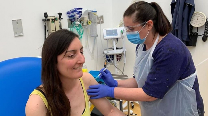 Imagem primeira voluntária a receber vacina contra a COVID-19
