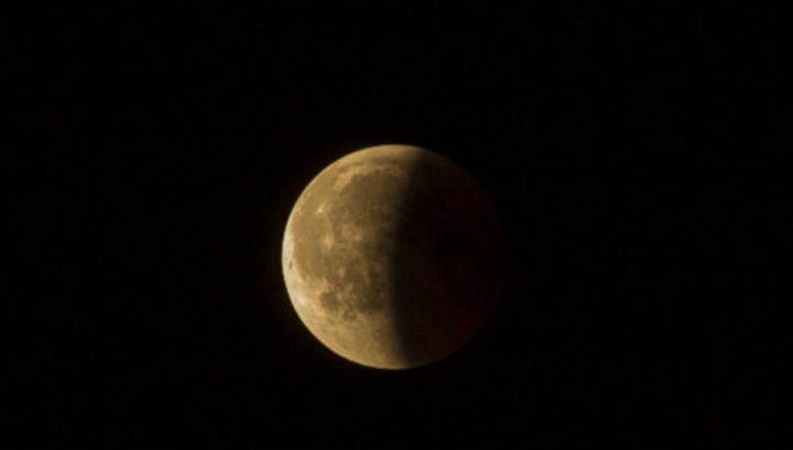 Hoje é dia de Eclipse Lunar! A Lua vai ficar na zona de sombra da Terra