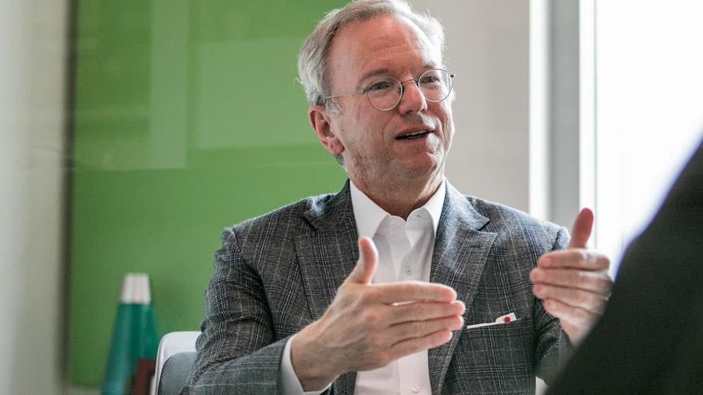 Eric Schmidt, ex-CEO da Google, diz que a Huawei encaminhou dados para Pequim