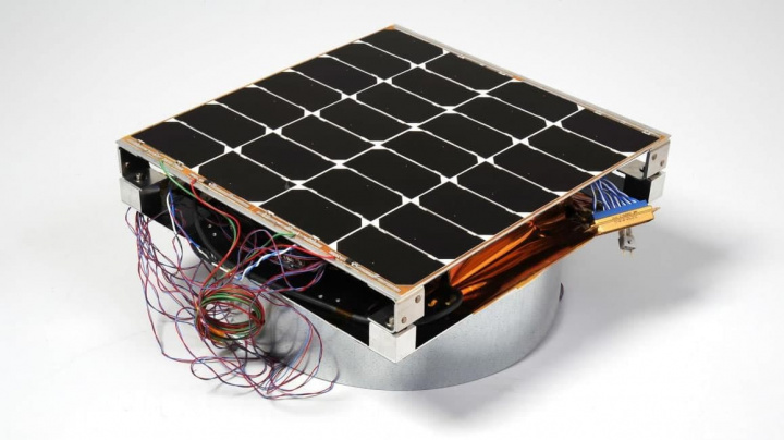 Imagem de hardware de captação solar no espaço