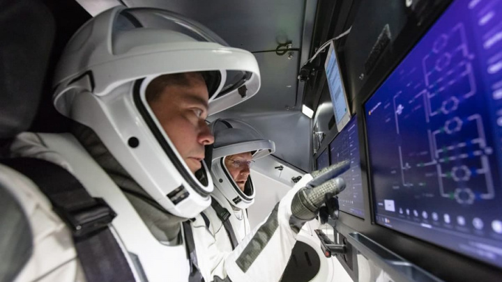 Imagem computadores com Linux a gerir a Crew Dragon da SpaceX na ida ao Espaço