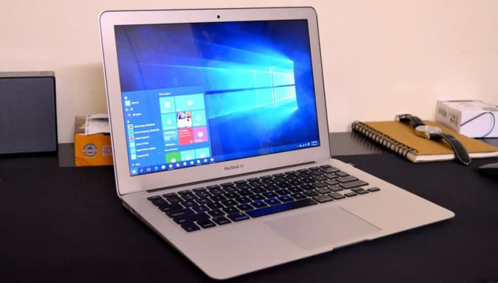 Imagem de um MacBook Air com Windows 10