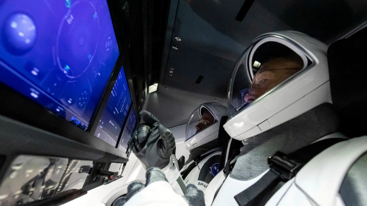 Imagem da Crew Dragon da SpaceX ao serviço da NASA em substituição da Soyuz da Rússia