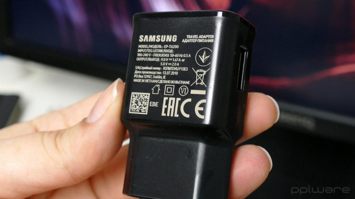Samsung deverá abdicar de carregador dentro da caixa de futuros smartphones