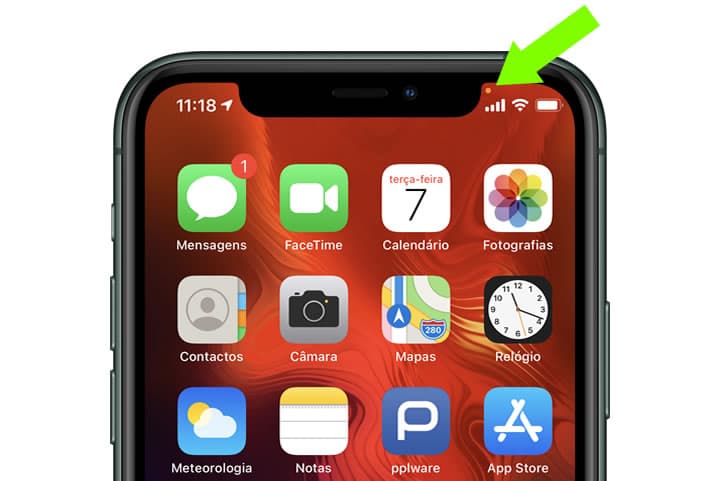 Imagem iPhone com ponto laranja do iOS 14