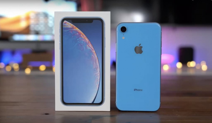IPhone XR image with box